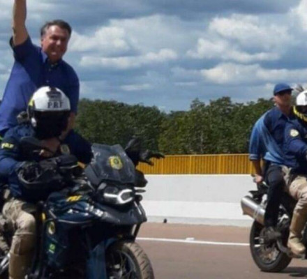 Policial comete infração de trânsito ao transportar Bolsonaro sem capacete
